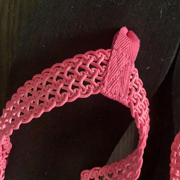 Outrageous super cute flip sandals - Picture 2 of 5